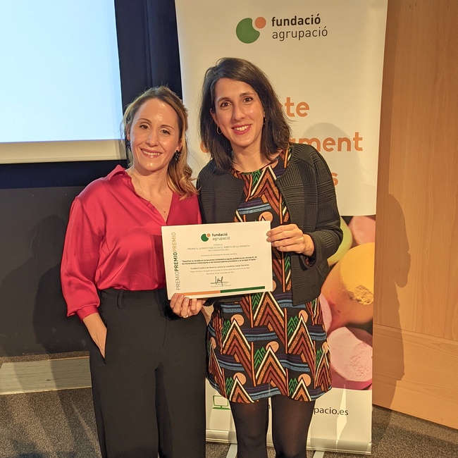 Lucía Fanlo and Biola M. Javierre receive the Fundació Agrupació award for their research on pediatric acute lymphoblastic leukemia