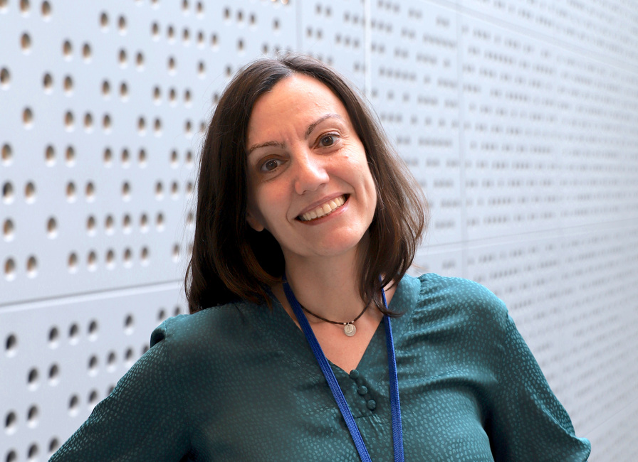 Dr. Montse Sanchez-Cespedes receives the award of the Royal National Academy of Pharmacy